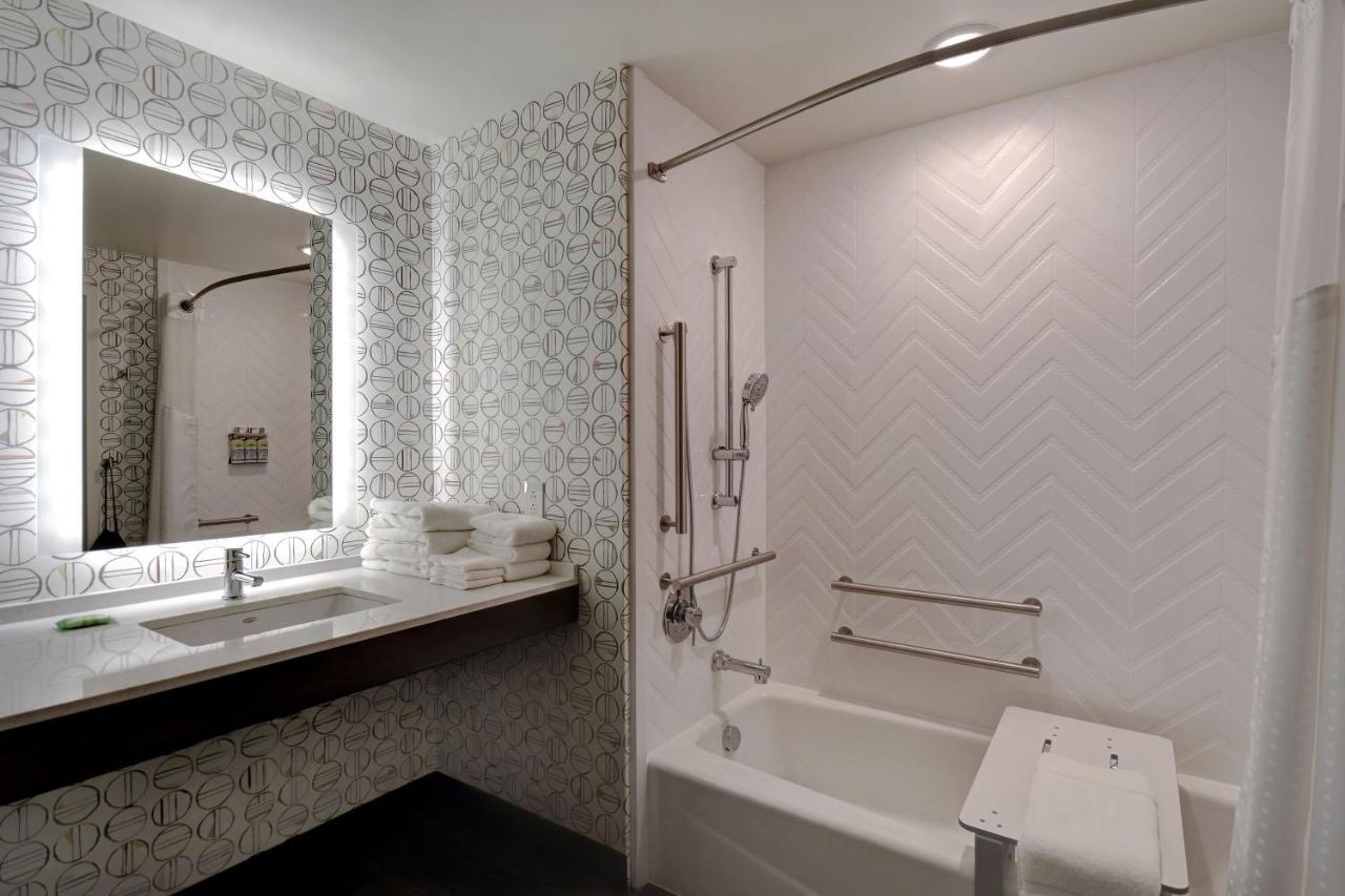 Standard King Room Mobility Accessible Tub