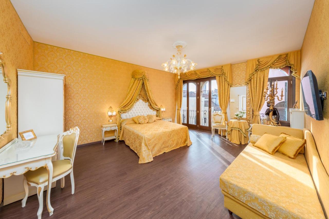 Suite Balcony Canal View