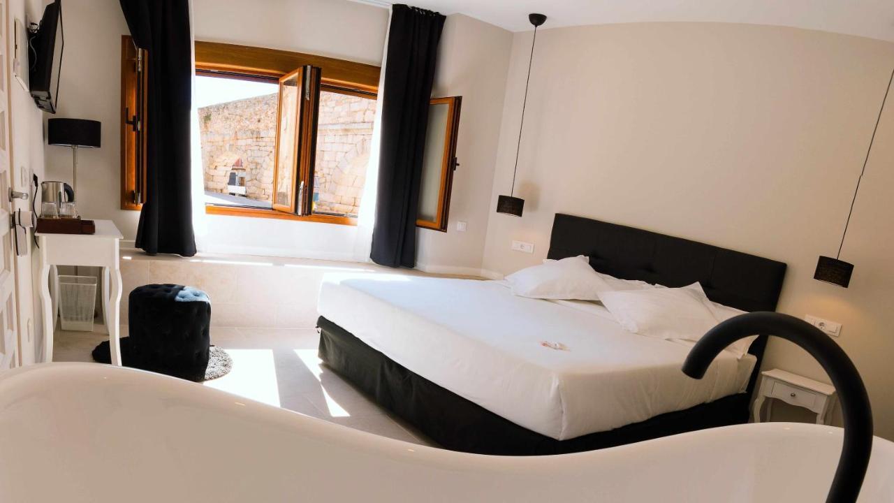 Deluxe Double Room Bath,1147799077:JPEG