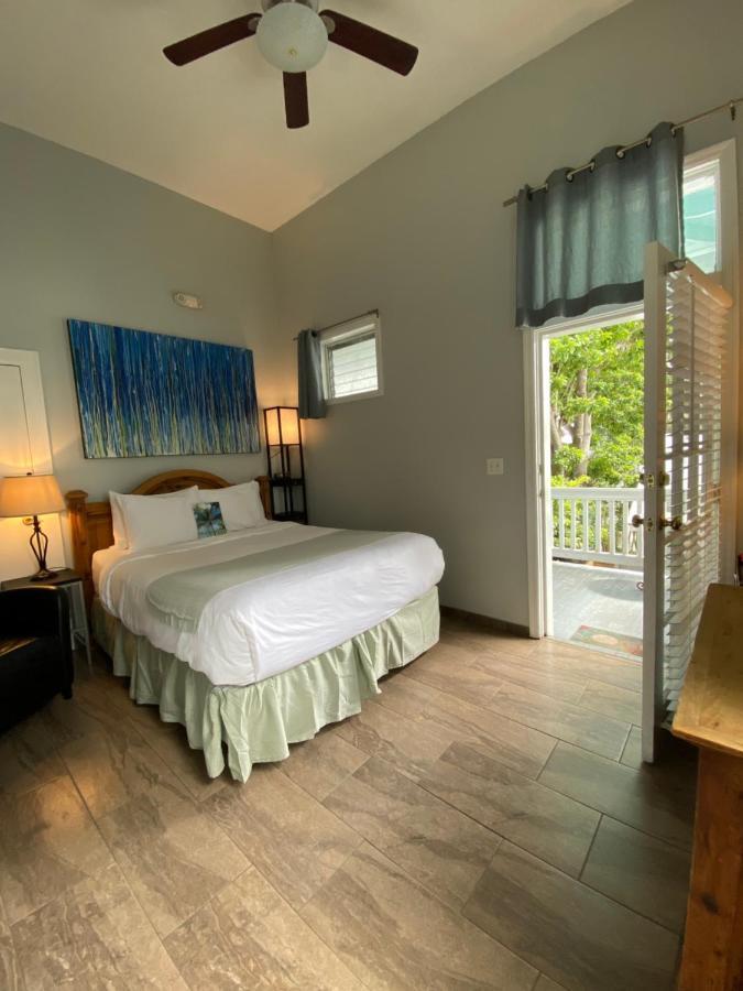 Zimmer mit Queensize-Bett und Balkon