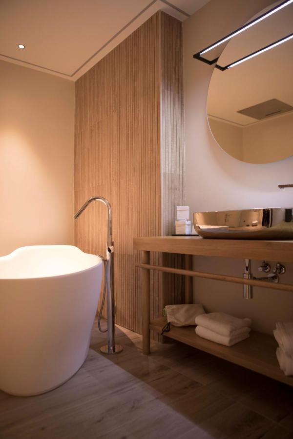 Deluxe King Suite 1