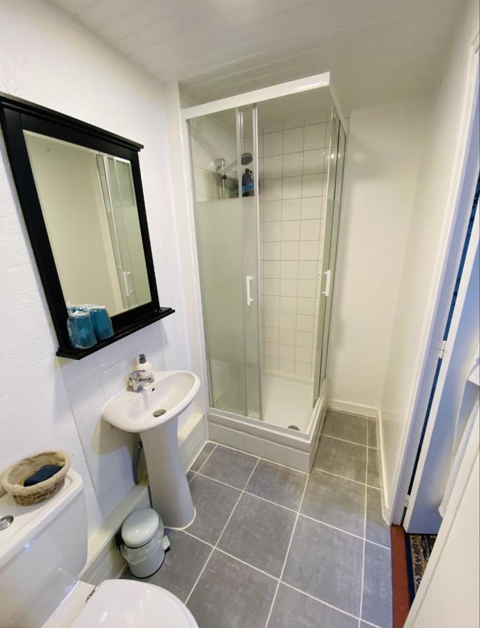 Deluxe Double Room Shower