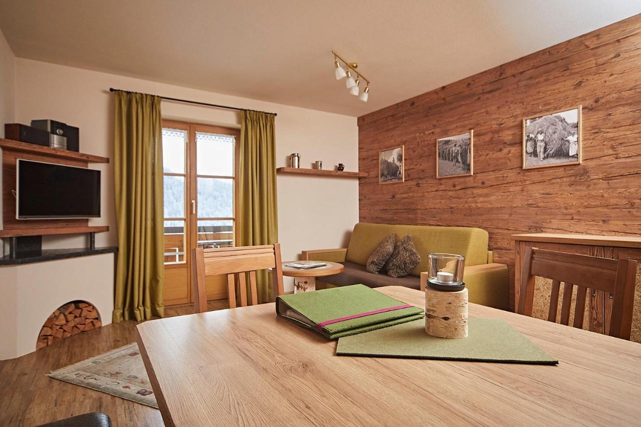 One-Bedroom Apartment Balcony Mountain View
