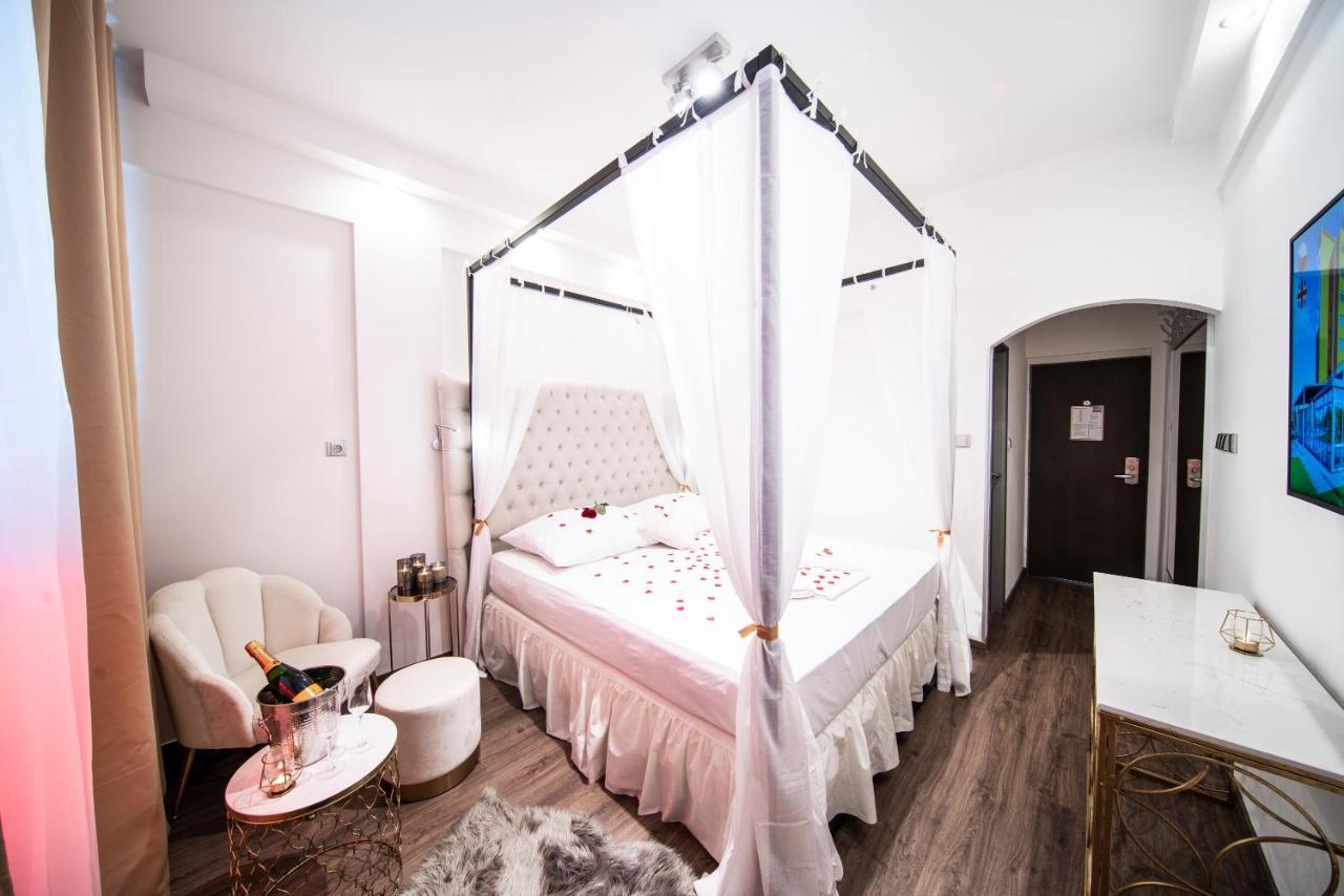Romantic Double Room Pool Access
