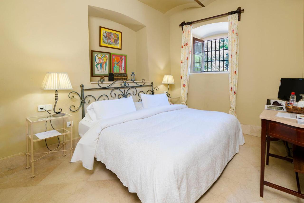 Double or Twin Room Garden View