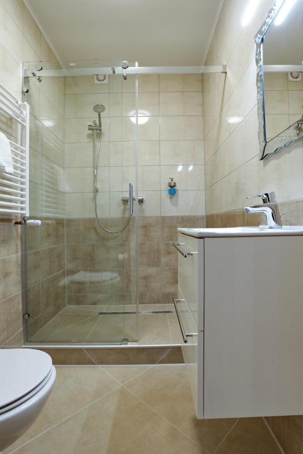 Triple Room Bathroom,1698331511:JPEG