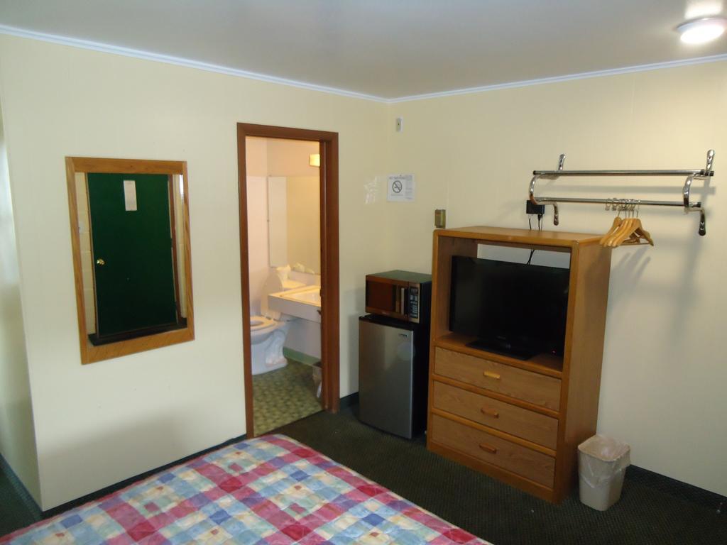 Queen Twin Bed Room