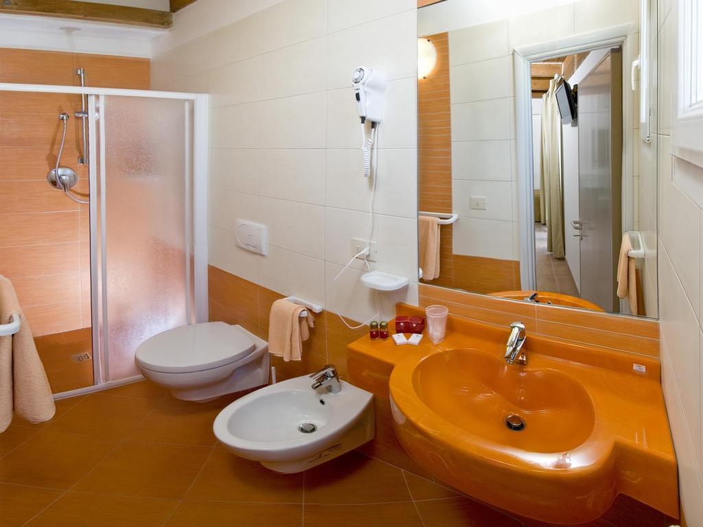 Double Room with Balcony and Sea View,422224233:JPEG