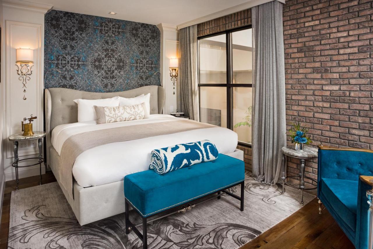 Superior King Room Atrium View