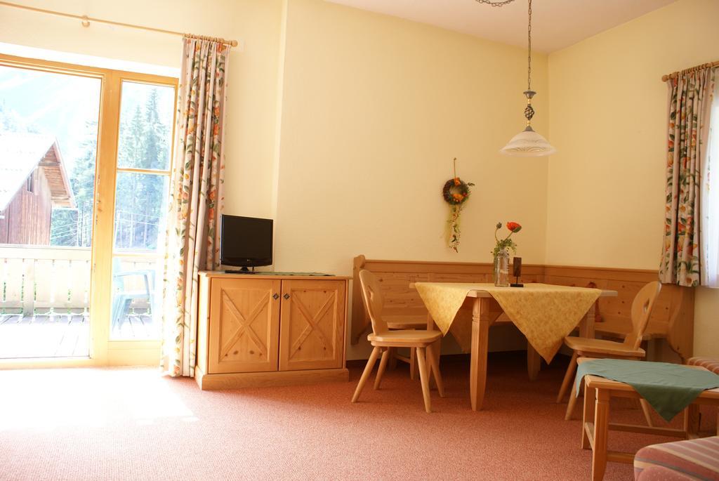 Family Room,737818735:JPEG