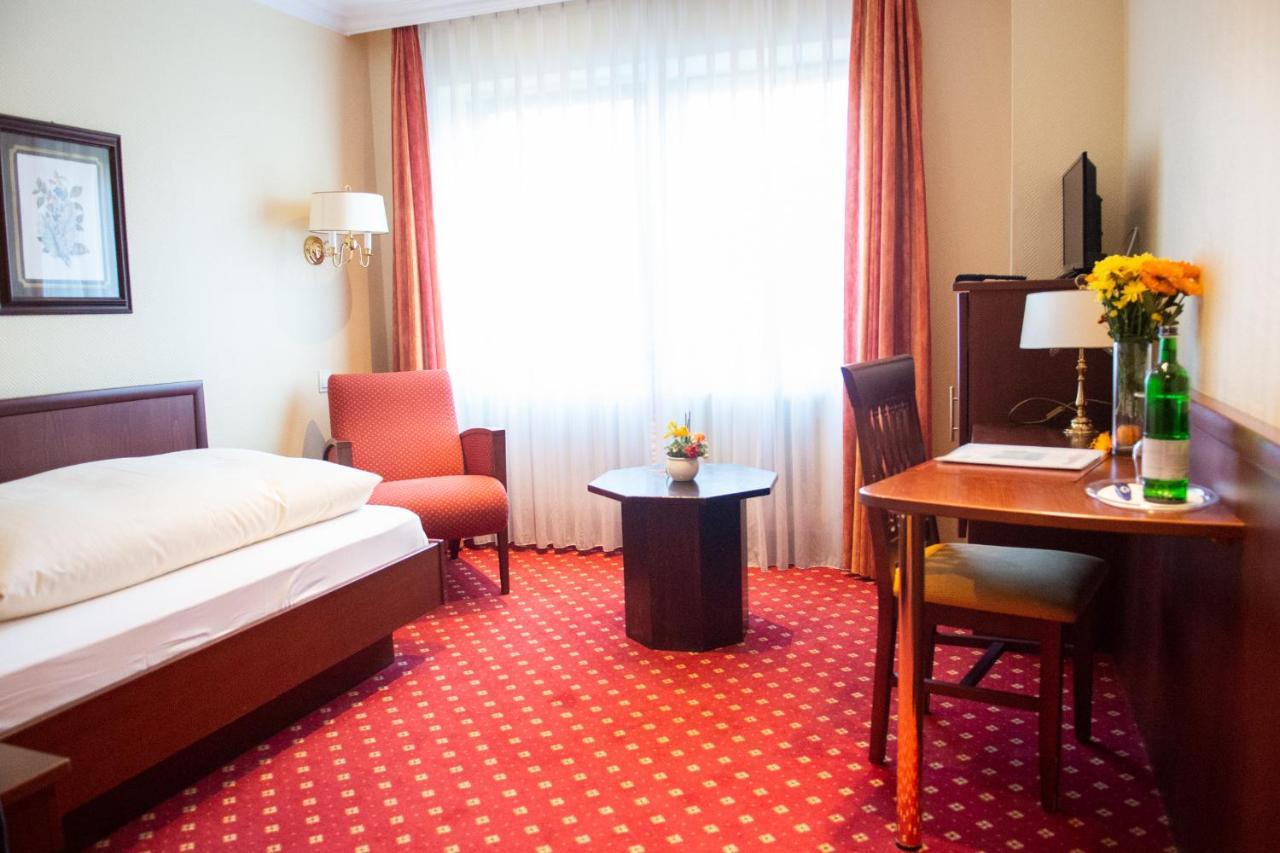 Comfort Single Room nighbouring building
