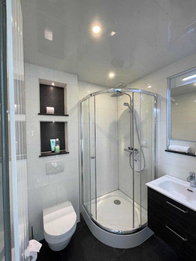 Deluxe Double Room Shower,1529373703:JPEG