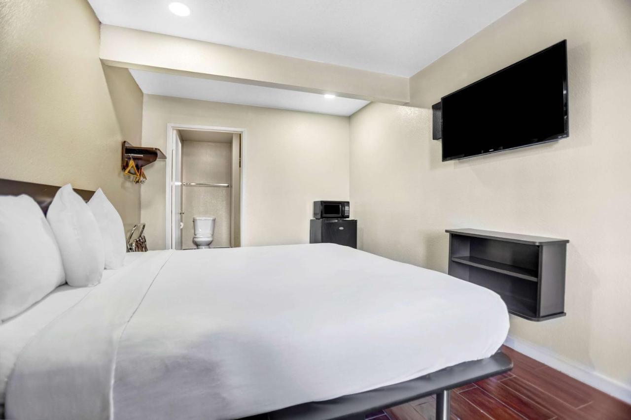 Deluxe King Room - Non-Smoking