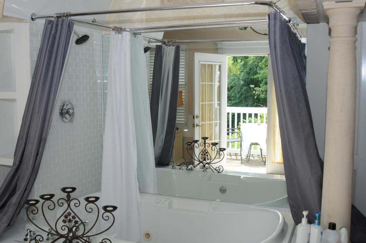 Honeymoon Suite