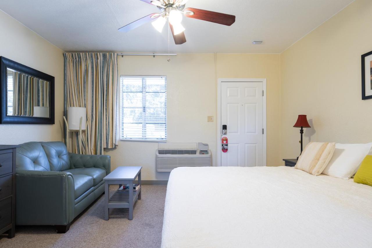 Deluxe King Suite