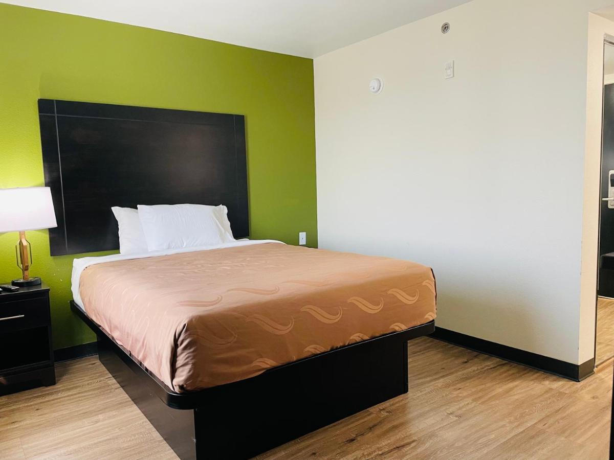 Queen Room Accessible or Nonsmoking