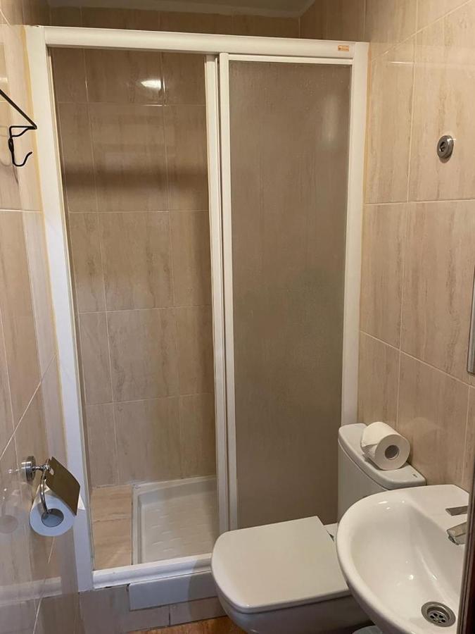 Single Room Bathroom,799016349:JPEG