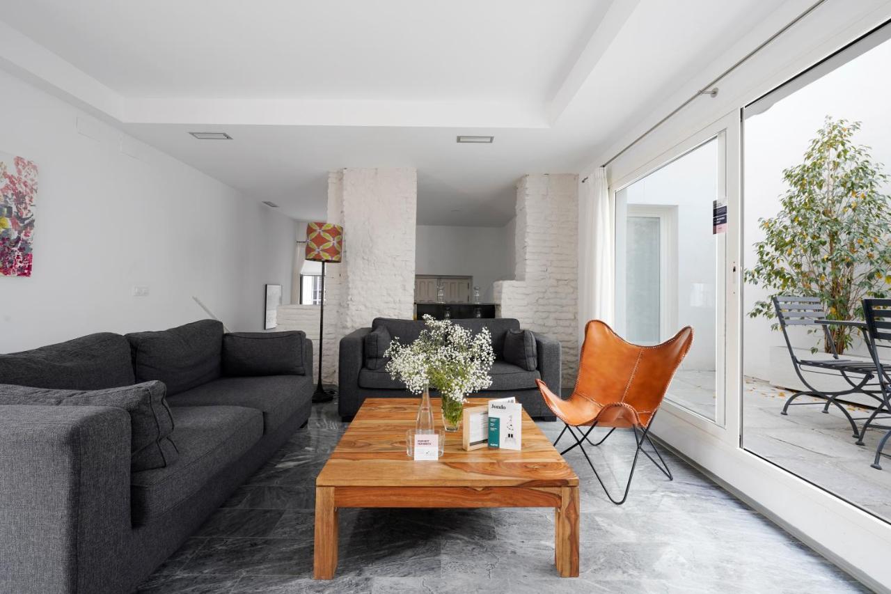Extra Large 2 Bedroom Apartment Terrace