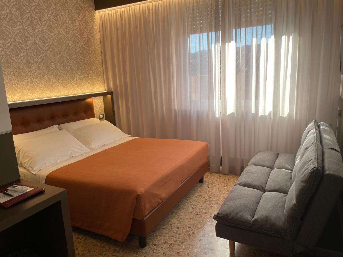Deluxe Room,1166468660:JPEG