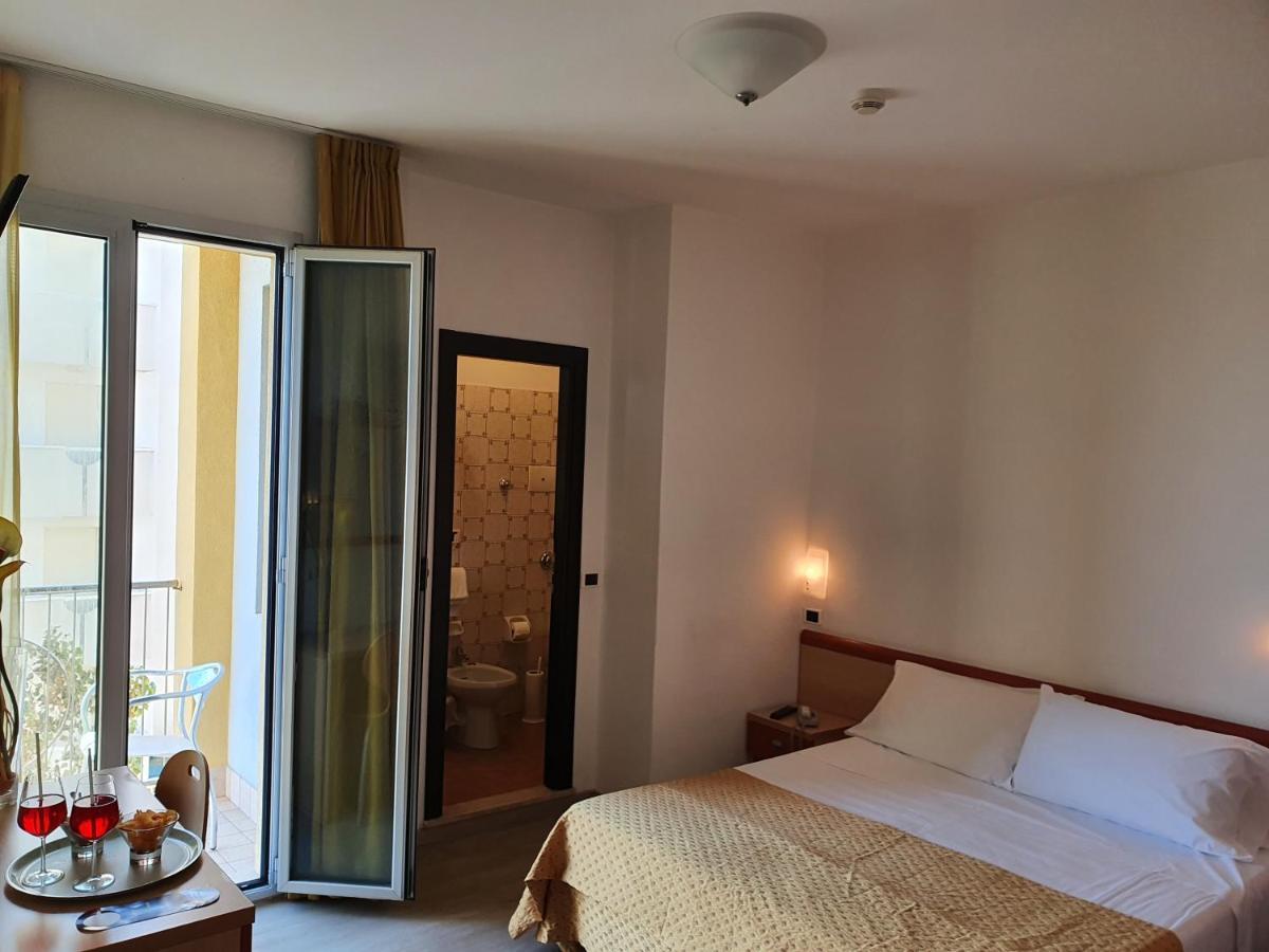 Double or Twin Room Side Sea View