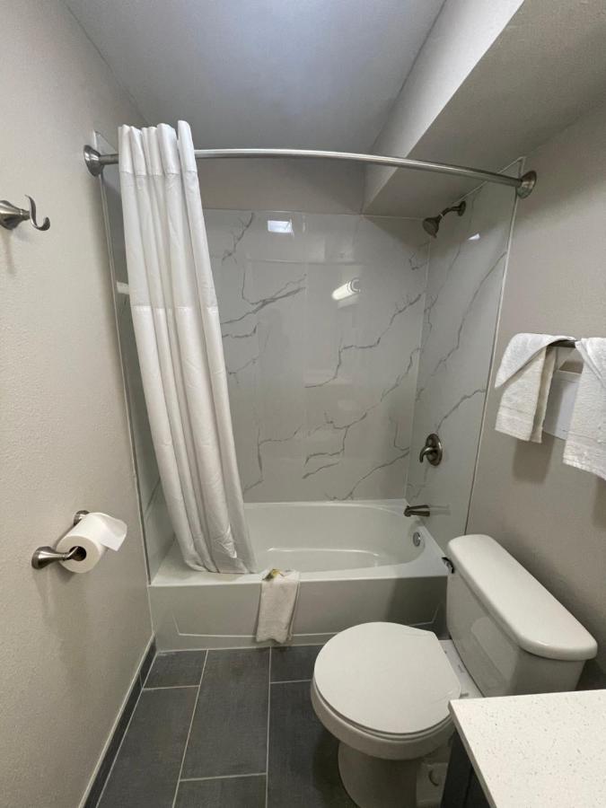 1 King Bed Mobility Accessible Room Bathtub w or Grab Bars Non-Smoking,1616426674:JPEG