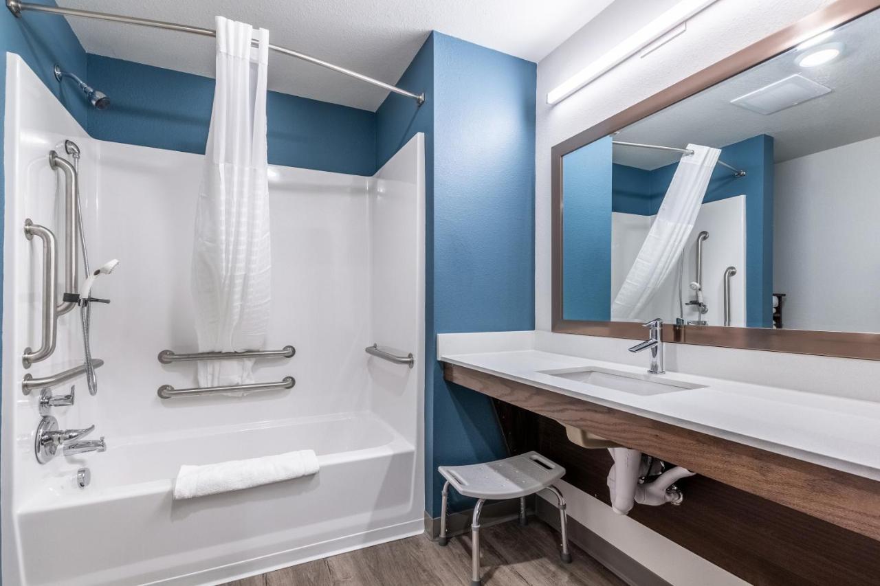 Queen Room Tub Disability Access or Non-Smoking