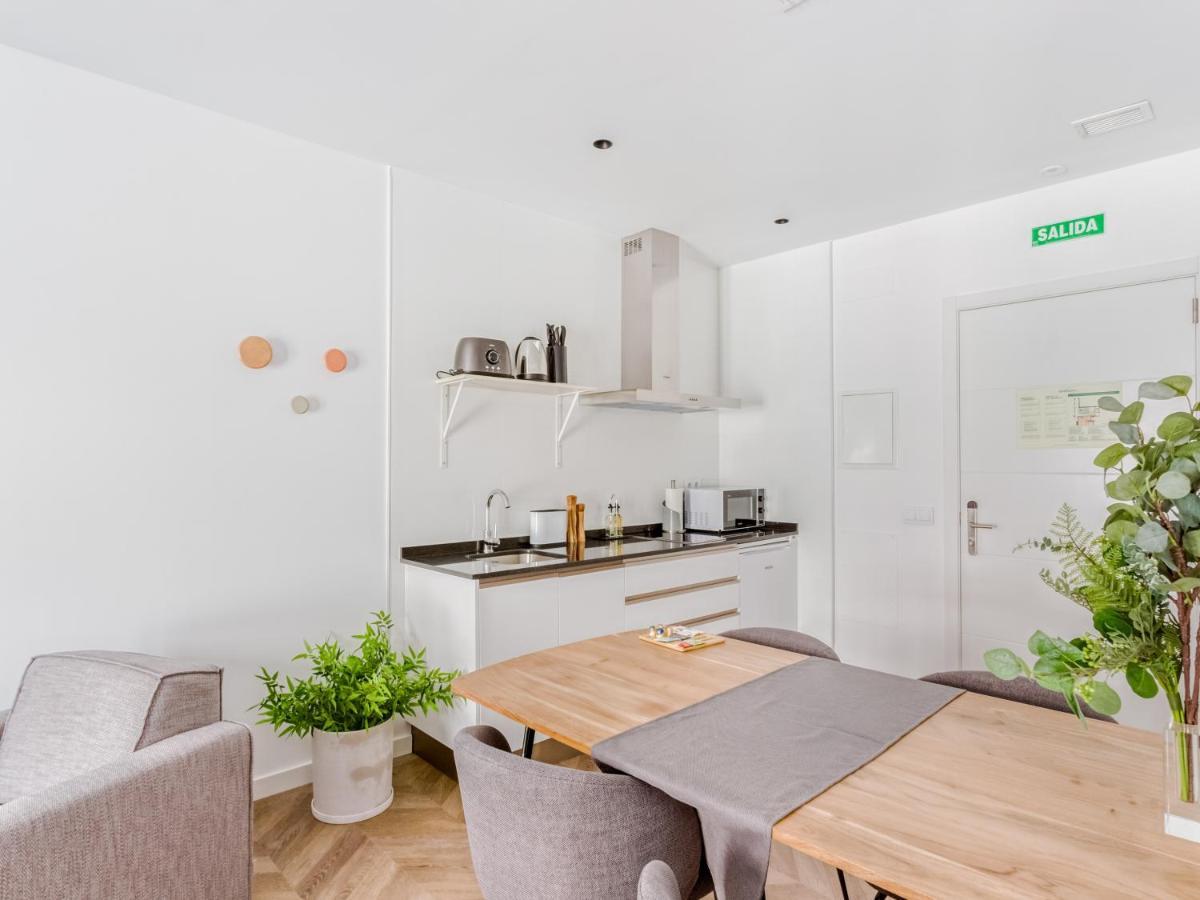 One-Bedroom Apartment L