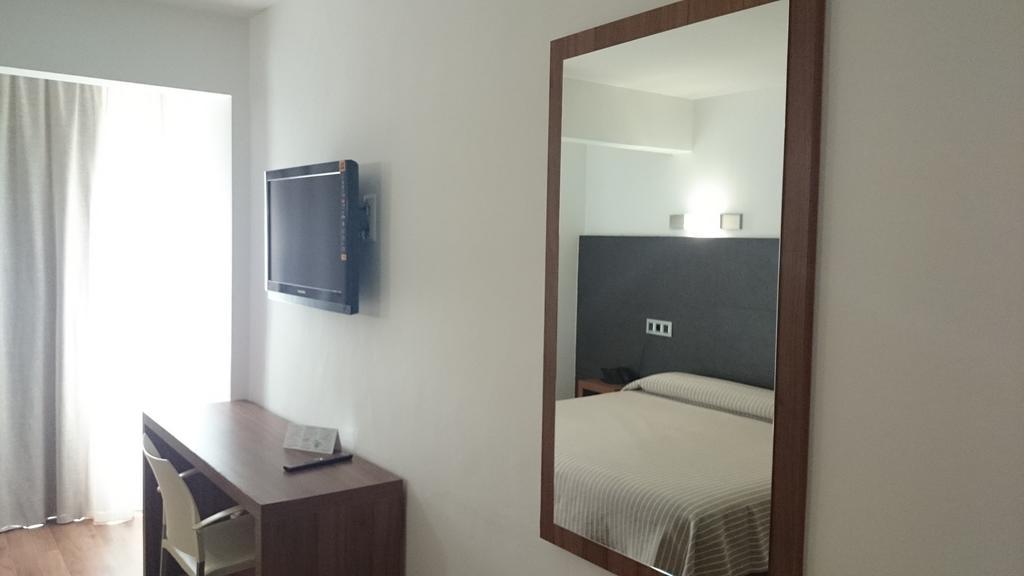Double or Twin Room Hydromassage bathtub Spa Access