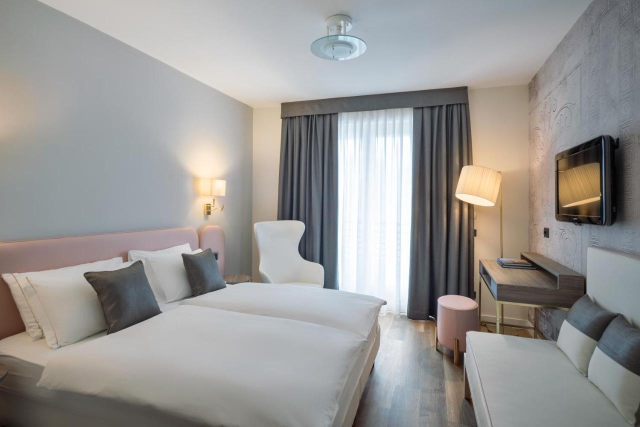Deluxe Double or Twin Room Lake View