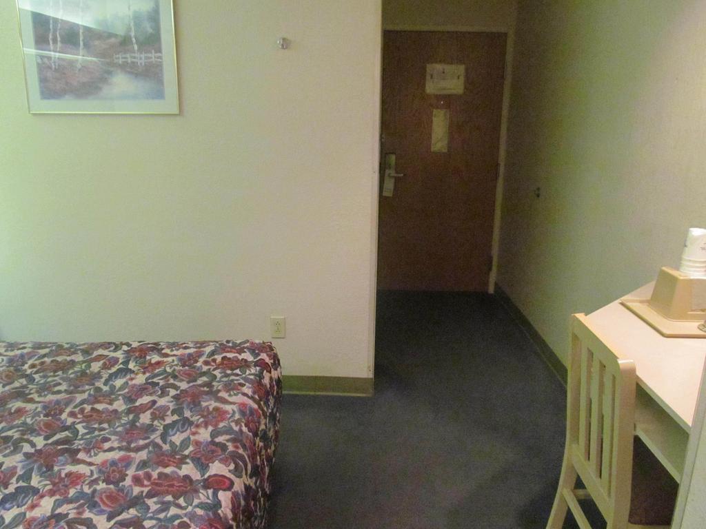 Queen Room One Queen Bed Non-Smoking