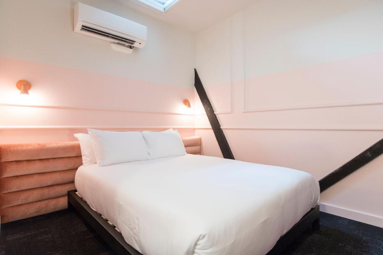 Room 31 Skylight Queen