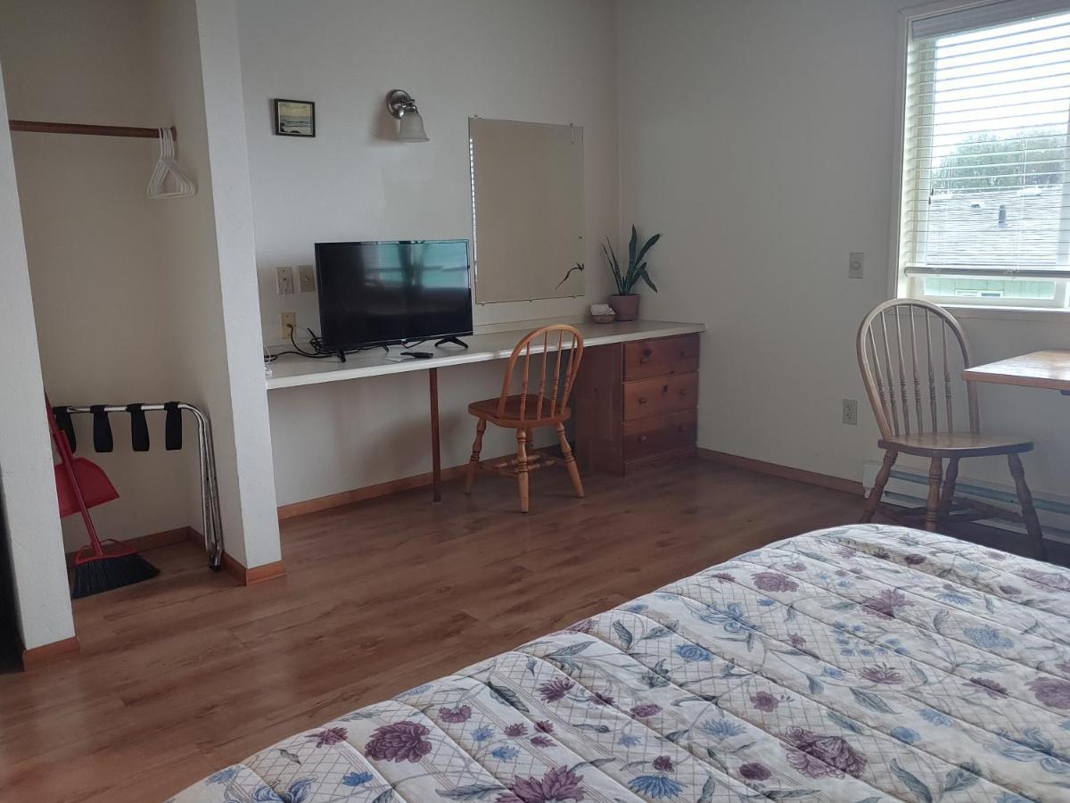 Two Queen Beds Mountain View Full Kitchen