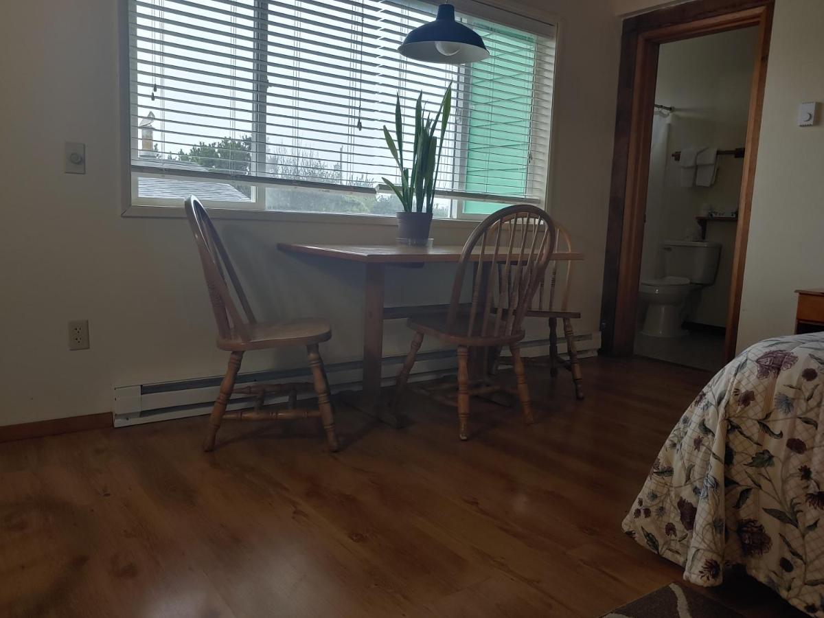 Two Queen Beds Mountain View Full Kitchen