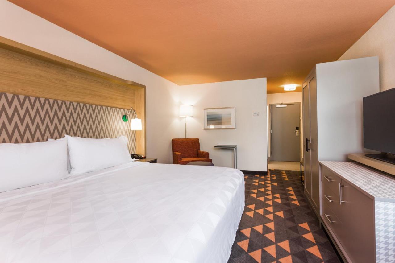 King Room Hearing Accessible Roll Shower