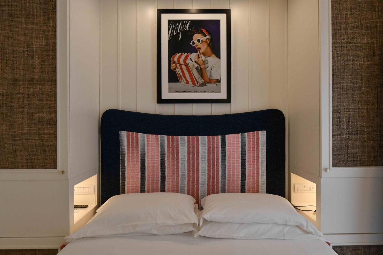 Superior Double or Twin Room Lateral Sea View
