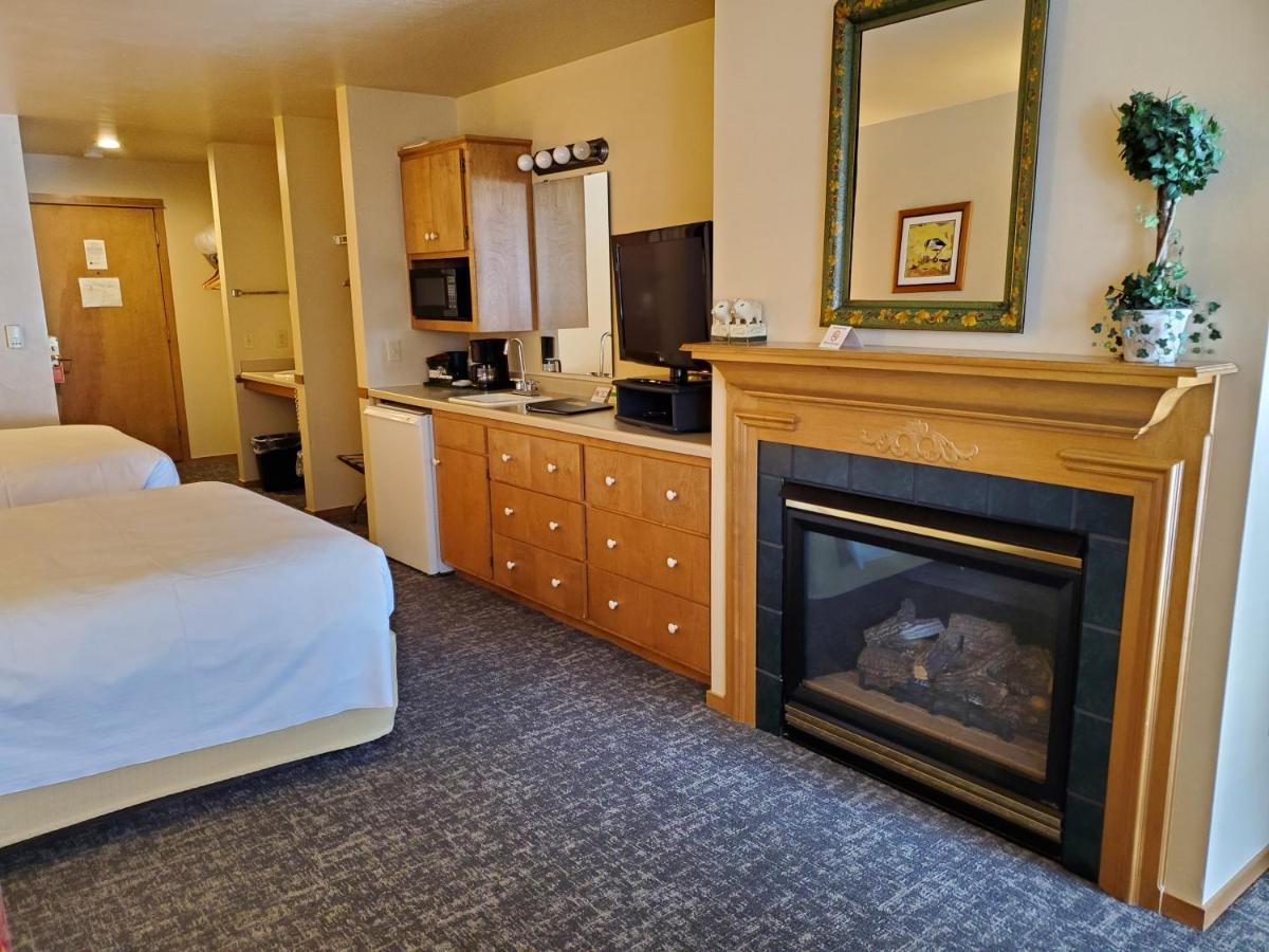 Queen Suite with Sofa Bed,704774005:JPEG