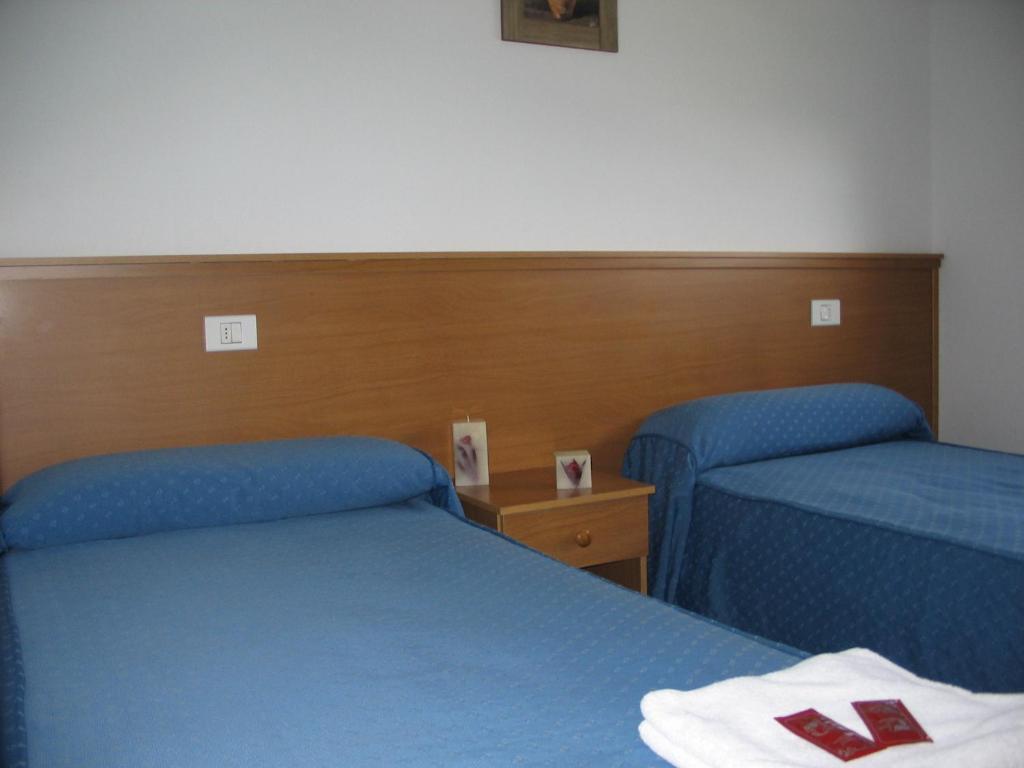 Twin Room,845686109:JPEG