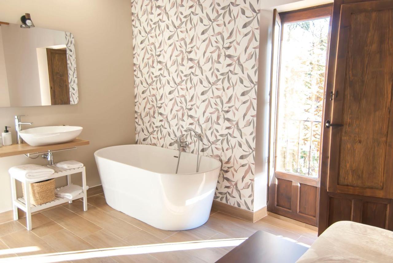 Deluxe Double Room Bath