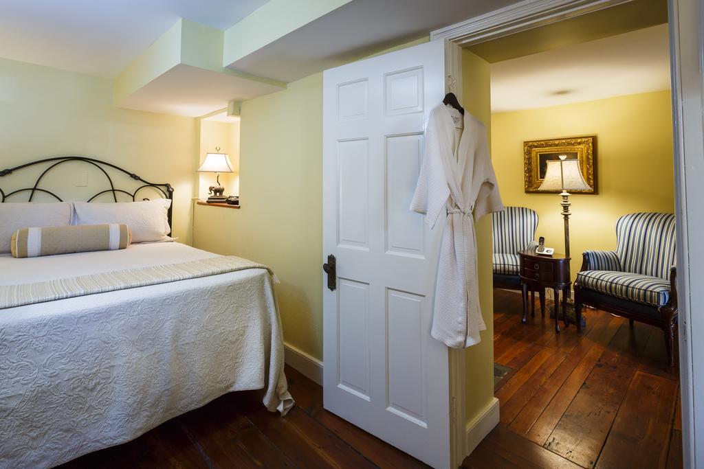 Savannah Room Lower Level Queen
