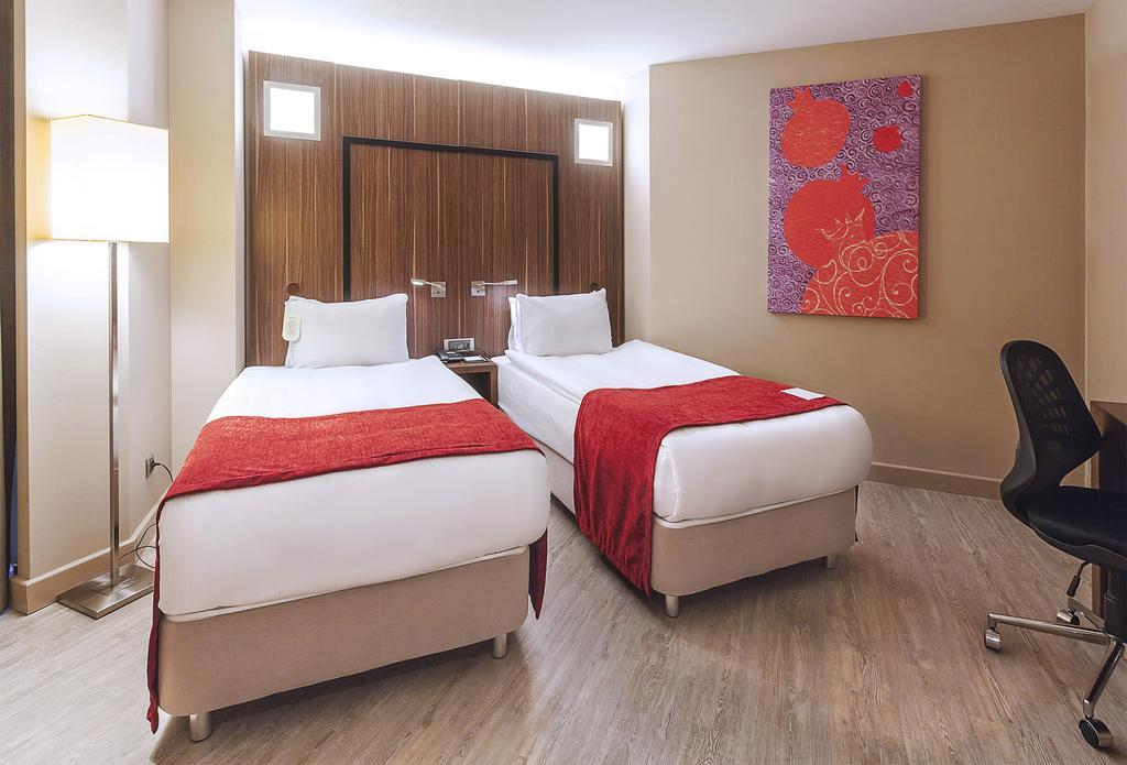Room Land View