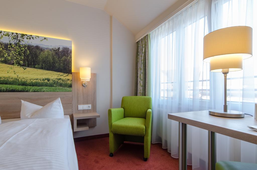 Standard Room Queen-Size Bed,175147479:JPEG