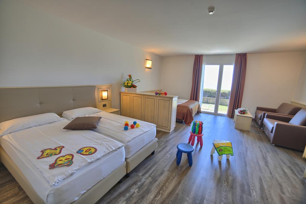 Camera Familiare con Vista Lago