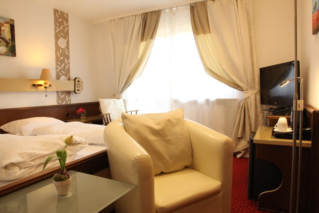 Classic Double Room Balcony,118589479:JPEG