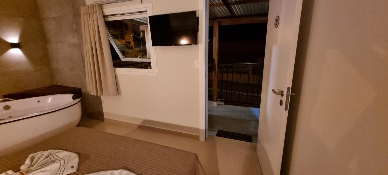 Deluxe Double Room Bath,1319348122:JPEG