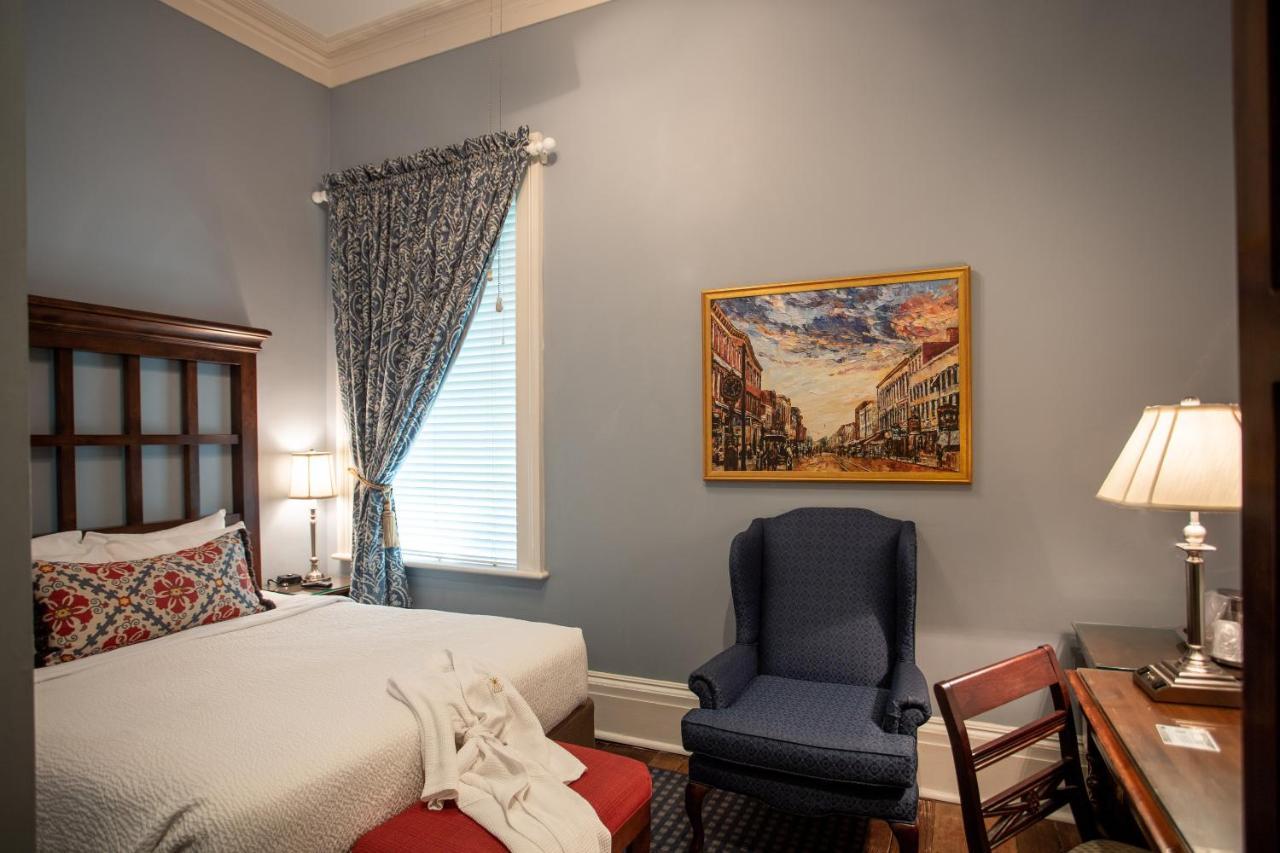 Petite Queen Room