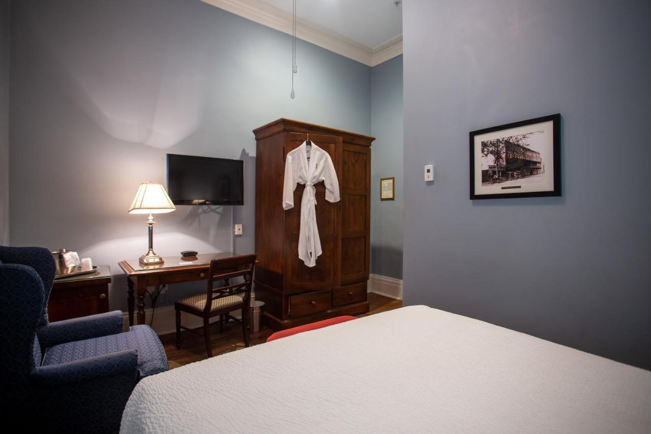 Petite Queen Room