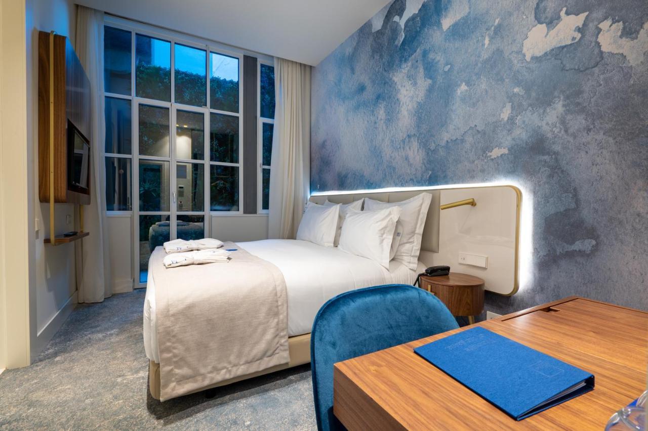 Classic Double or Twin Room Interior View,1186376935:JPEG