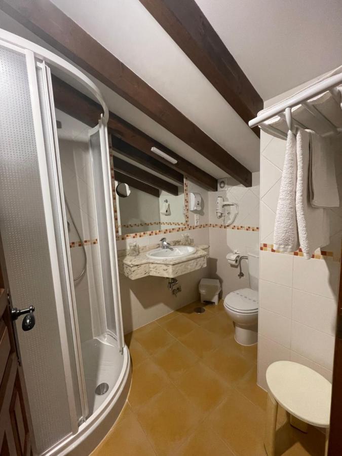 Budget Double Room Attic,1186821547:JPEG