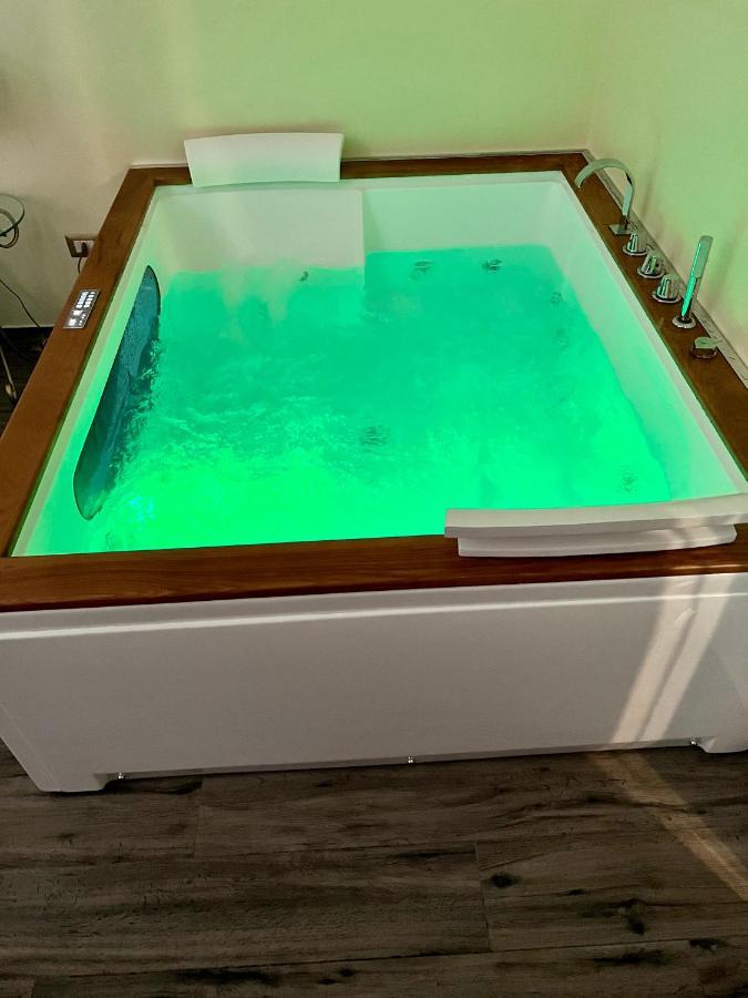 Deluxe Suite Spa Bath