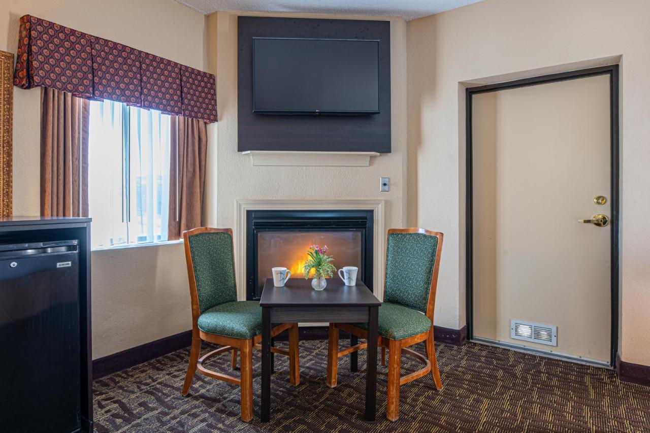 King Room Fireplace Spa Bath